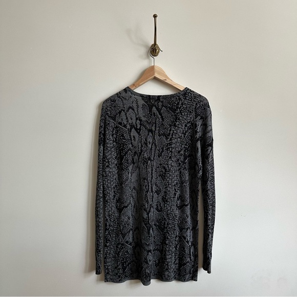 🛷 2 for $13 | BCBG snake print light-weight sweater, tunic length- XS - Picture 4 of 5